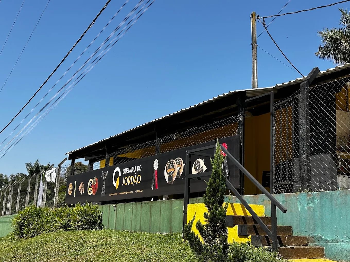 Fachada da loja de fábrica da Queijaria do Jordão em Pindamonhangaba