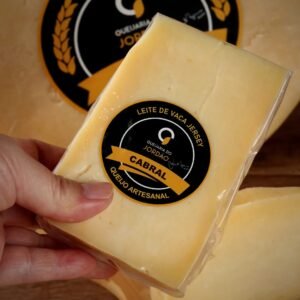 Queijo Cabral, maturado por 8 meses, queijo artesanal de leite de vacas Jersey da Queijaria do Jordão
