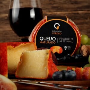 Queijo Jordão Maturado de pasta dura, queijo artesanal de leite de vacas Jersey da Queijaria do Jordão
