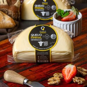 Queijo Pinhal, queijo artesanal de leite de vacas Jersey da Queijaria do Jordão, maturado por 2 meses