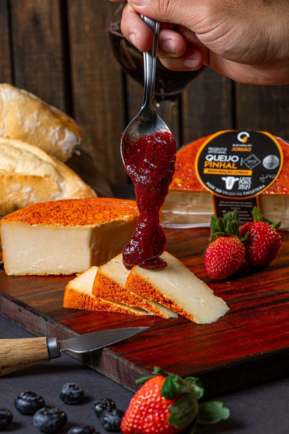 Queijo Pinhal Maturado servido com geleia de frutas vermelhas